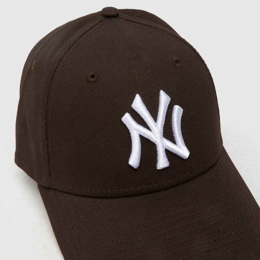 New Era League Essential 9FORTY Cap in Dark Brown